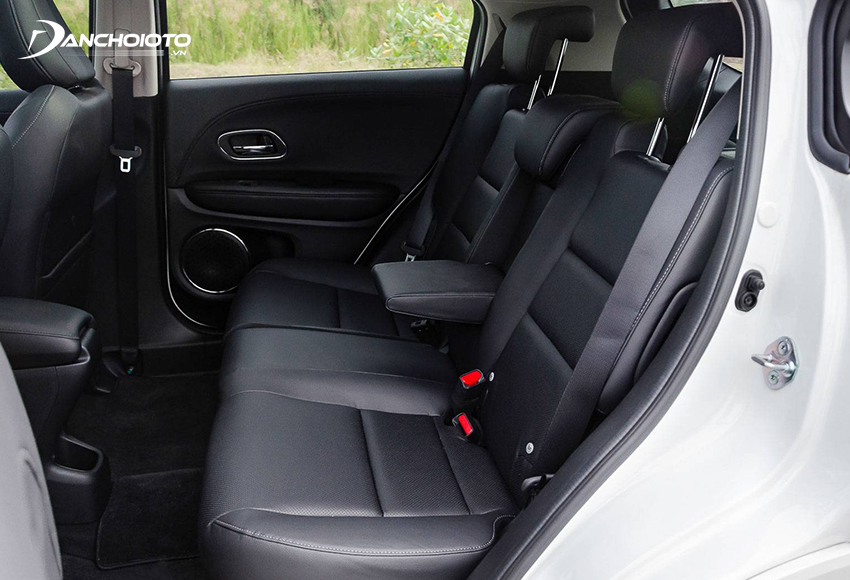 Hàng ghế sau của Honda HR-V khá rộng rãi và thoải mái so với mặt bằng chung phân khúc