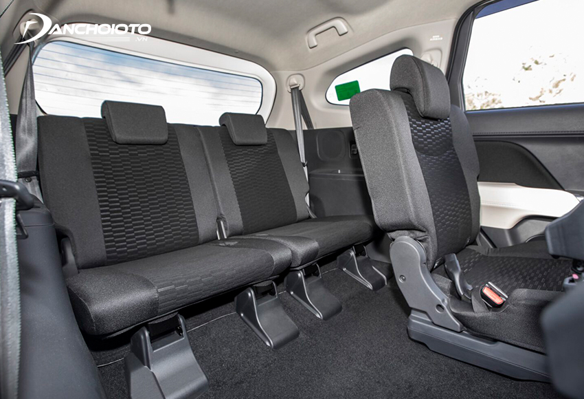 Hàng ghế thứ ba Toyota Rush 2023 có trần và khoảng để chân đủ dùng với người ngồi cao 1,75m đổ lại