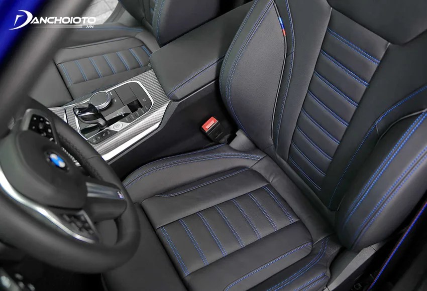 Hàng ghế trước BMW 330i M Sport 2020 thiết kế theo phong cách thể thao