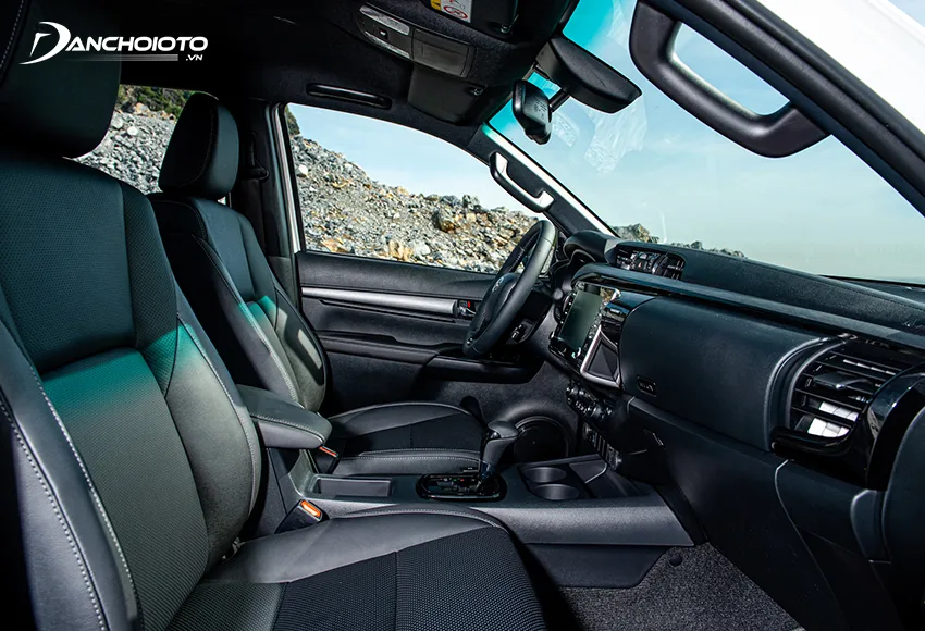 Hàng ghế trước của Toyota Hilux 2021 ngồi tốt, chỉ có chỉnh điện ở ghế lái trên bản Adventure 2.8G