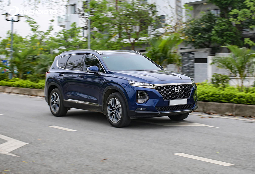 Hyundai SantaFe là mẫu crossover đô thị có thế mạnh về độ tiện nghi, thoải mái khi đi phố
