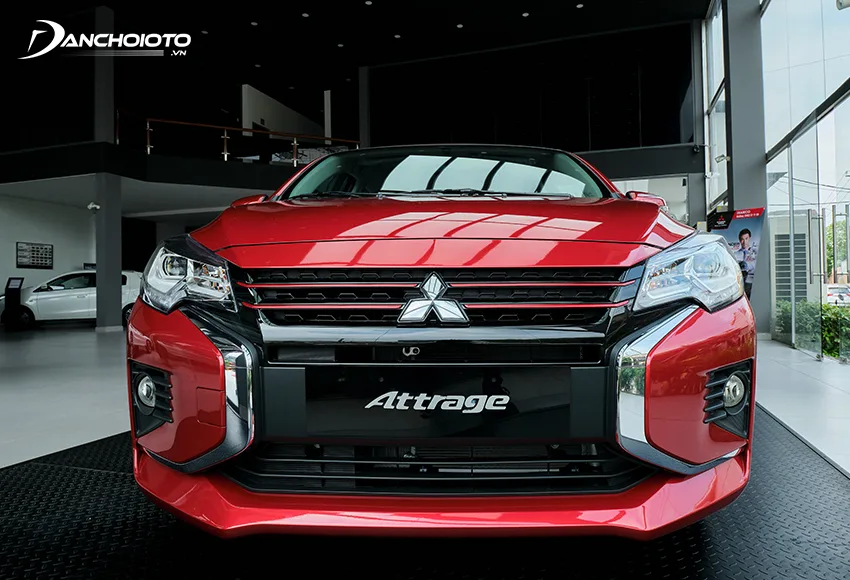Lưới tản nhiệt Mitsubishi Attrage 2023 nổi bật với tạo hình chữ X sơn đen, bản Attrage CVT có thêm viền đỏ nổi bật