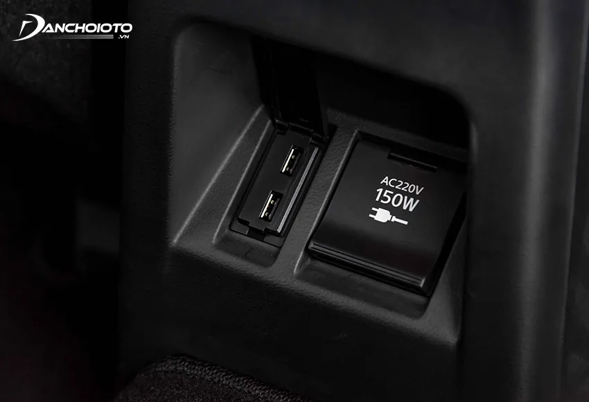 Mitsubishi Pajero Sport 2020 có cả ổ điện 220V – 150W rất tiện lợi