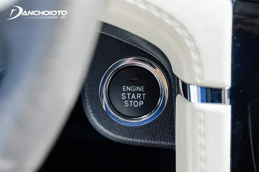 Nút Start/Stop trên Toyota Rush đặt ở vị trí hơi bất tiện, dễ bị đụng chân người lái