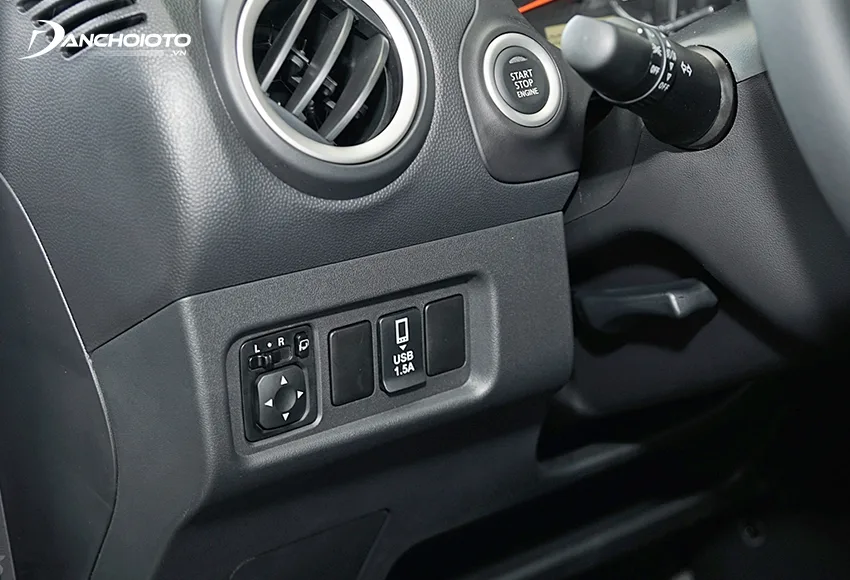 Ổ cắm USB và nút bấm khởi động xe Mitsubishi Attrage 2023 đặt ở bên trái vô lăng