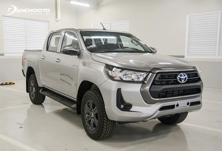 Phiên bản Hilux 2.4E 4x4 MT phù hợp với người mua xe chạy đường trường, đường off-road nhưng không quá đặt nặng vấn đề trang bị