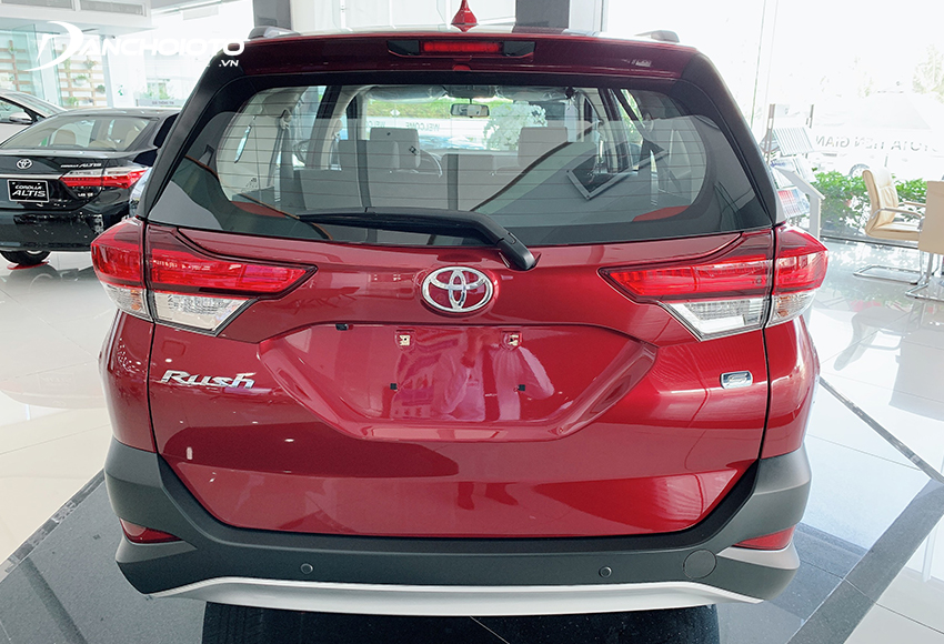 Thiết kế đuôi xe Toyota Rush 2023 khá cơ bắp nhưng có cảm giác hơi hẹp