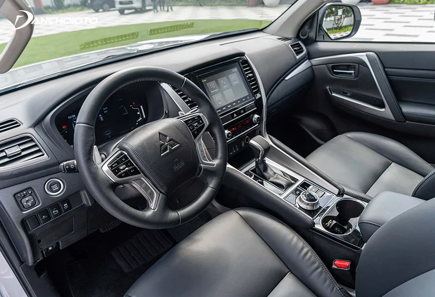 Thiết kế taplo Mitsubishi Pajero Sport 2023 tiếp tục duy trì những đường nét như trước