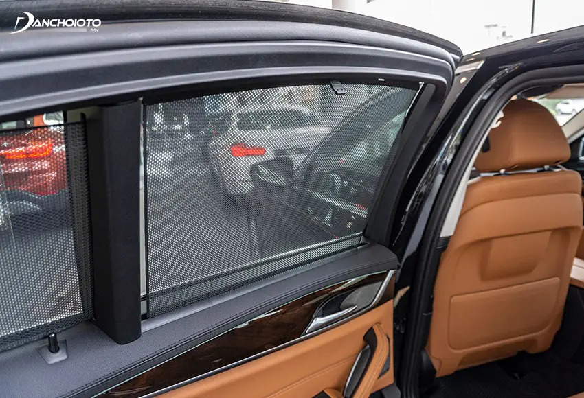 BMW 520i và 530i 2024 có rèm che nắng cửa sổ phía sau