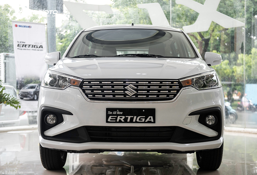 Đầu xe Suzuki Ertiga 2021 bề thế và nổi bật với lưới tản nhiệt kim cương mạ chrome sáng bóng