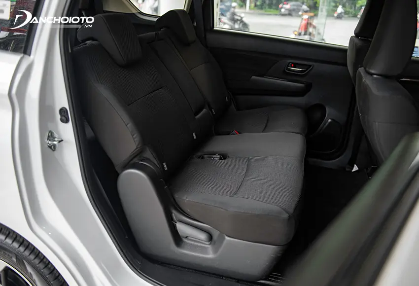Hàng ghế thứ 2 trên Suzuki Ertiga rộng rãi, độ ngả lớn, có bệ để tay trung tâm