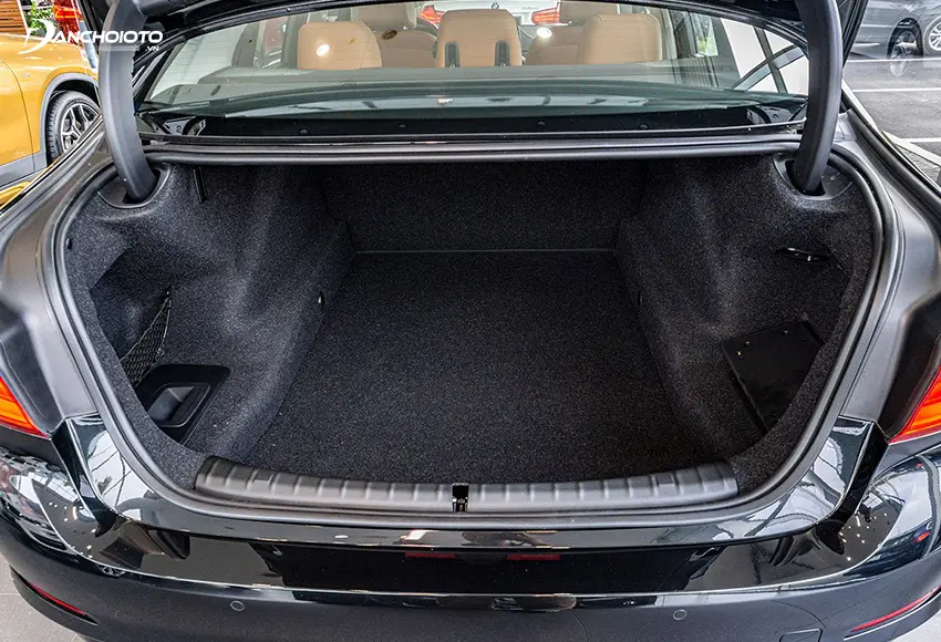 Khoang hành lý BMW 5 Series 2024 có dung tích lên đến 550 lít