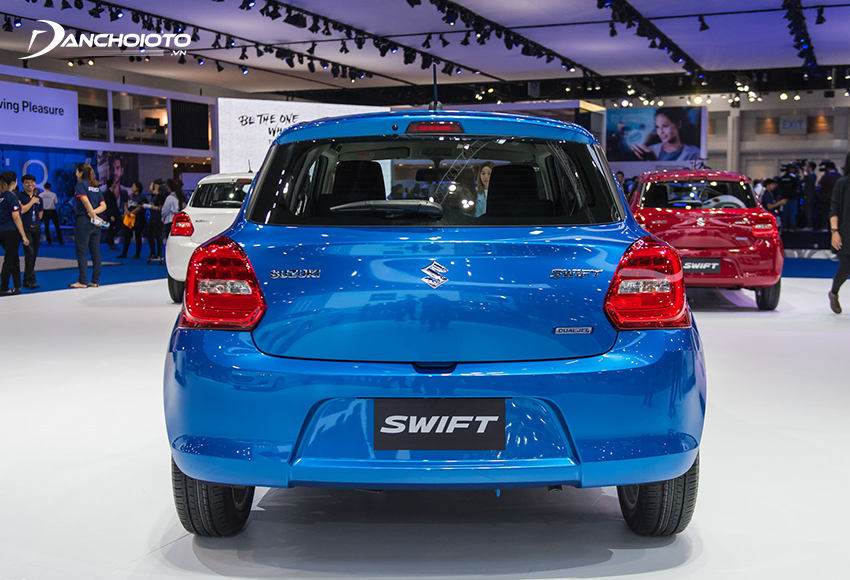 Phần đuôi Suzuki Swift 2021 cũng rất ấn tượng với thiết kế khoẻ khoắn