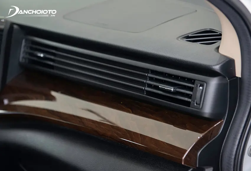 Suzuki Ertiga 2024 có thiết kế cửa gió điều hoà và bệ gỗ khá đẹp mắt