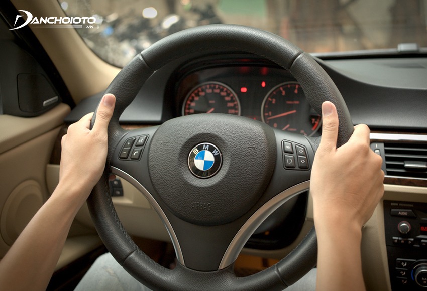 The correct way to hold the steering wheel when driving in a car is to hold it in a style of 9 hours 15 minutes