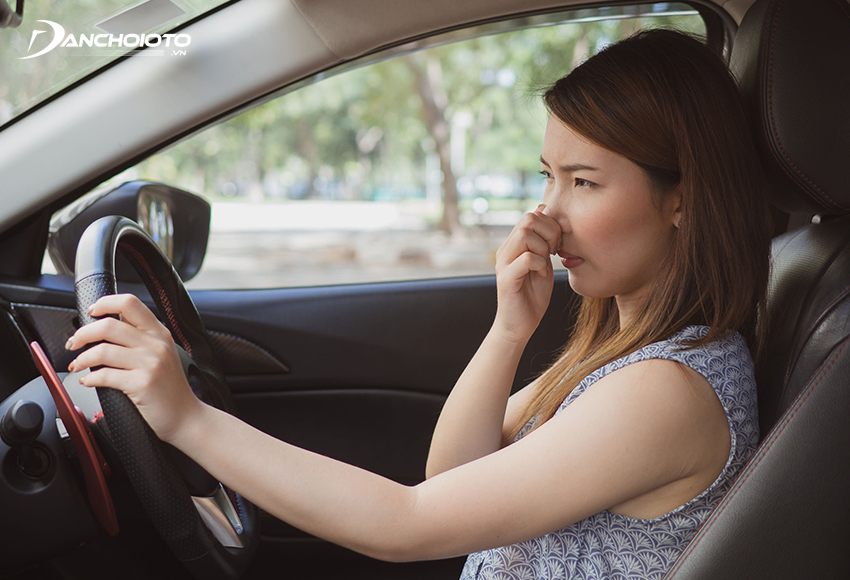 Có rất nhiều nguyên nhân gây mùi khó chịu trong ô tô