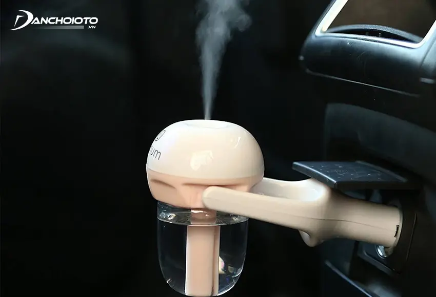 Dùng máy xông tinh dầu giúp khử mùi rượu/thuốc lá trong xe ô tô