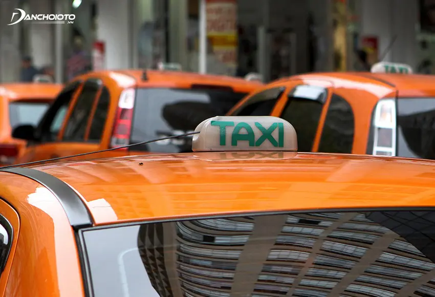 Kiểm tra kỹ màu sơn ở vị trí đặt mão taxi