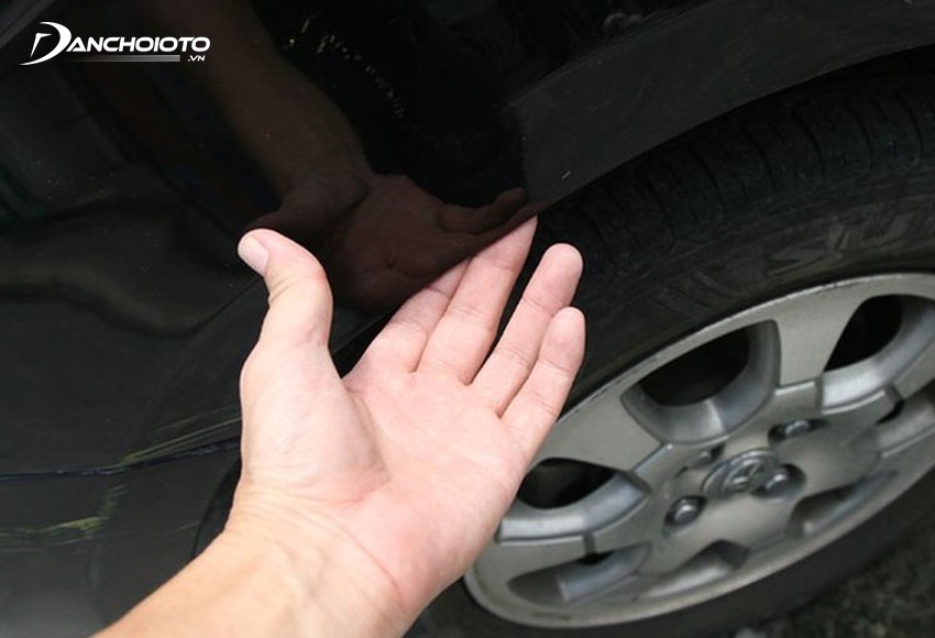 Miết tay lên bề mặt ô tô sẽ giúp người mua cảm nhận được những chỗ lồi lõm trên ô tô nếu có