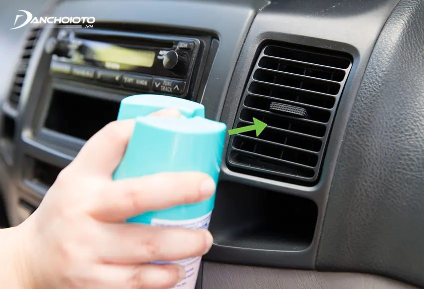 Phun xịt dung dịch vệ sinh điều hòa ô tô vào tất cả cửa gió điều hoà trên xe