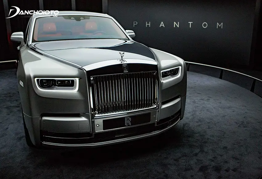 Rolls-Royce Phantom là một mẫu xe sedan siêu sang cao cấp nhất của hãng Rolls-Royce
