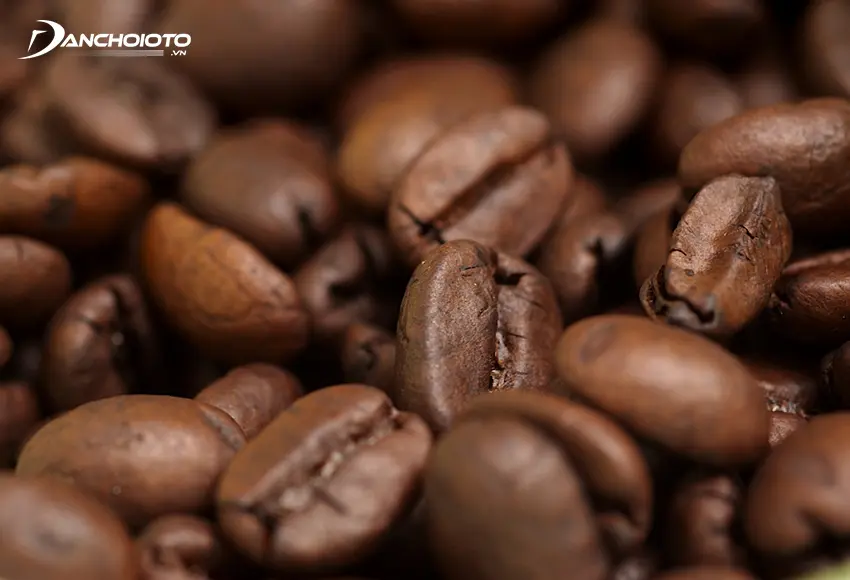 Sử dụng cà phê nguyên hạt được xem là một mẹo khử mùi oto mới khá hữu hiệu