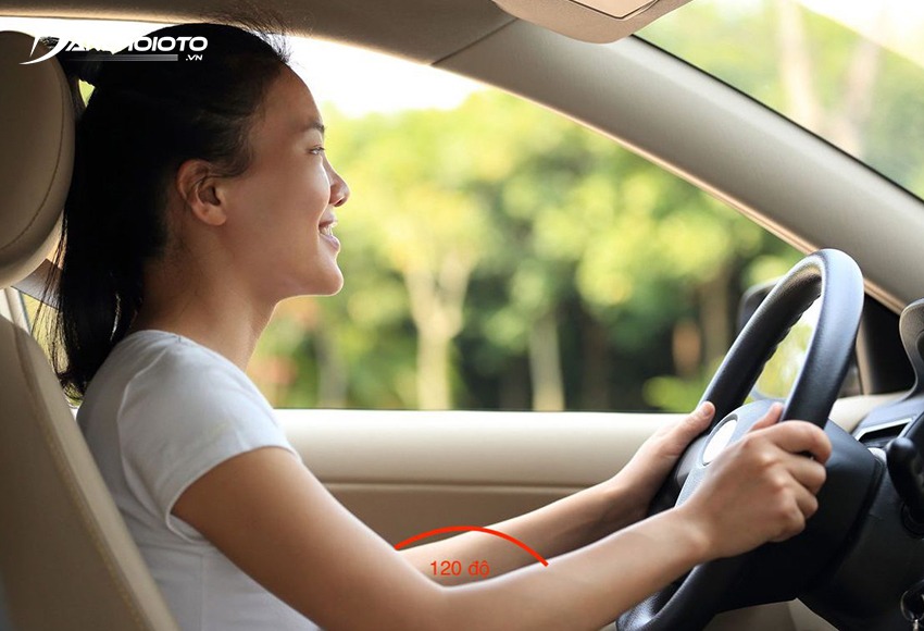 Vị trí lái xe ô tô chuẩn nhất là khủy tay tạo một góc khoảng 120 độ.