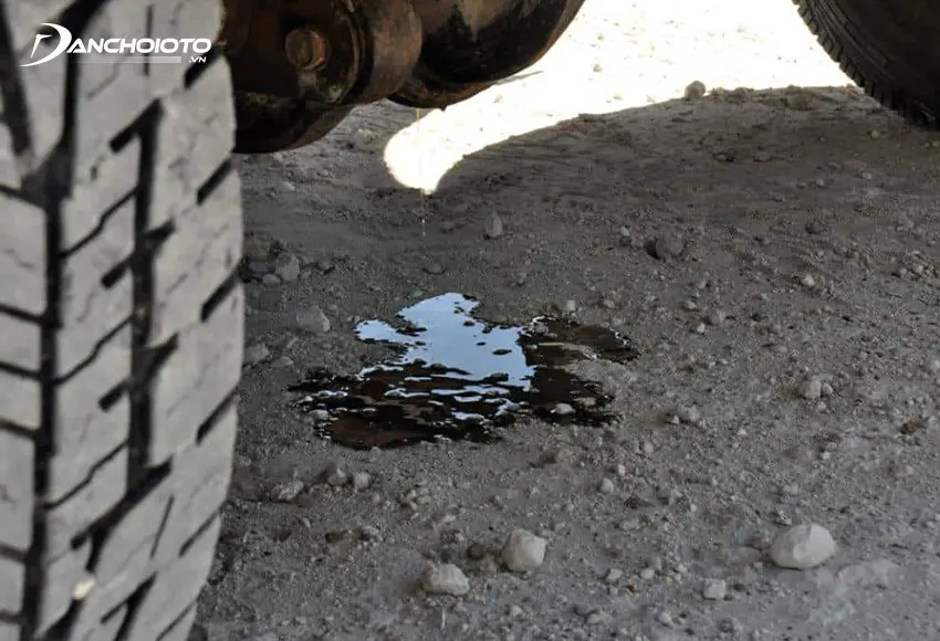 Xe bị chảy nhớt hộp số sẽ thường tạo các vũng dầu nhỏ dưới gầm xe