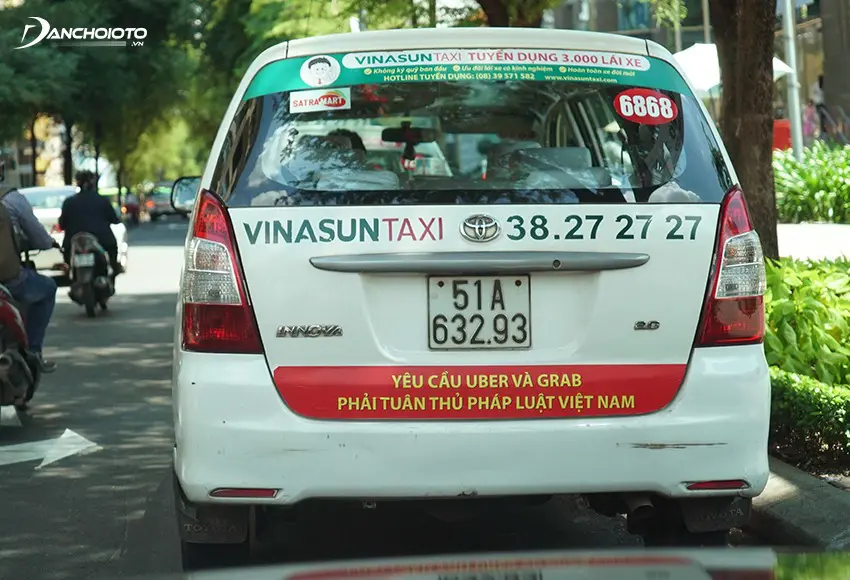 Xe chạy taxi thường dán số tài lên kính lái và kính sau