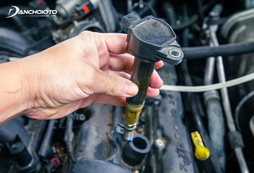 Bô bin đánh lửa là bộ phận tạo ra dòng điện áp cao giúp bugi phóng tia lửa điện