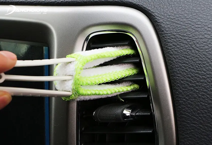 Hiện có một số loại dụng cụ có thiết kế thông minh giúp vệ sinh cửa gió điều hoà ô tô rất tiện
