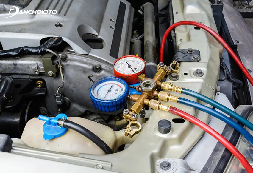 Nạp gas điều hoà ô tô kém chất lượng là một trong các nguyên nhân chính gây hỏng hóc ở lốc máy lạnh
