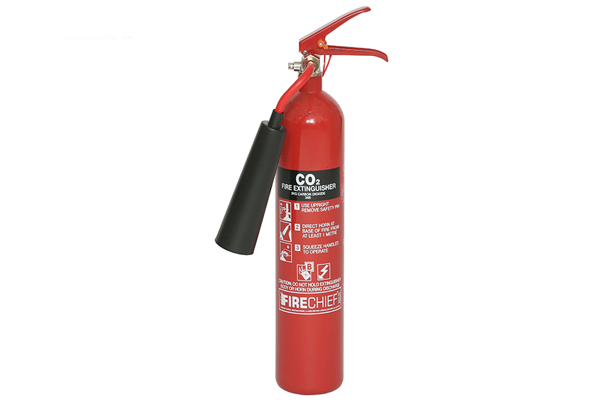 A CO2 fire extinguisher uses a liquid compressed CO2 extinguisher in a high pressure vessel