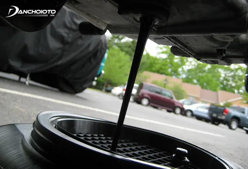 Dầu nhớt ô tô có công dụng làm sạch các muội, mạt kim loại sản sinh ra khi động cơ vận hành