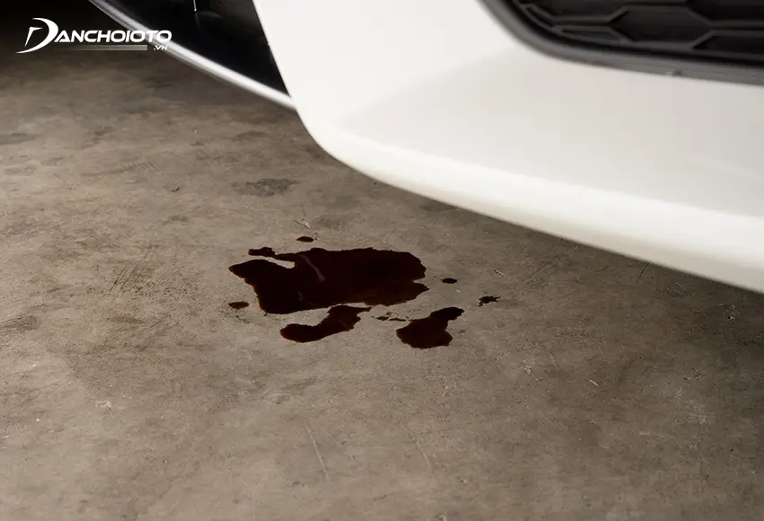Dầu nhớt xe bị rò rỉ là một trong các nguyên nhân khiến xe hao dầu hơn bình thường
