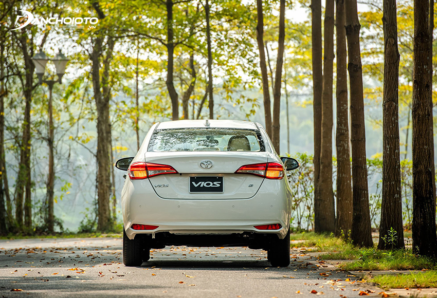 Đuôi xe Toyota Vios 2023 được tạo hình chủ yếu bằng những đường nét tròn bầu đầy đặn