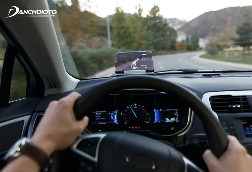 Màn hình HUD, tốc độ, kính lái, xe ô tô: Màn hình HUD cho phép tài xế nhìn thấy thông tin về tốc độ và hướng lái một cách rõ ràng và tiện lợi hơn. Hãy đến và xem qua hình ảnh các màn hình HUD công nghệ cao được trang bị trên các loại xe ô tô hiện đại nhất trong thị trường.