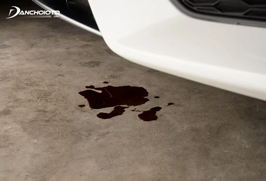 Xe ô tô bị chảy dầu dưới gầm là một trong các dấu hiệu xe bị hao dầu