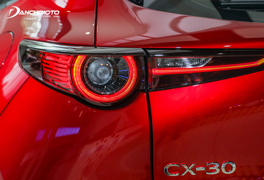 Cụm đèn hậu LED Mazda CX-30 2023 rất sắc sảo