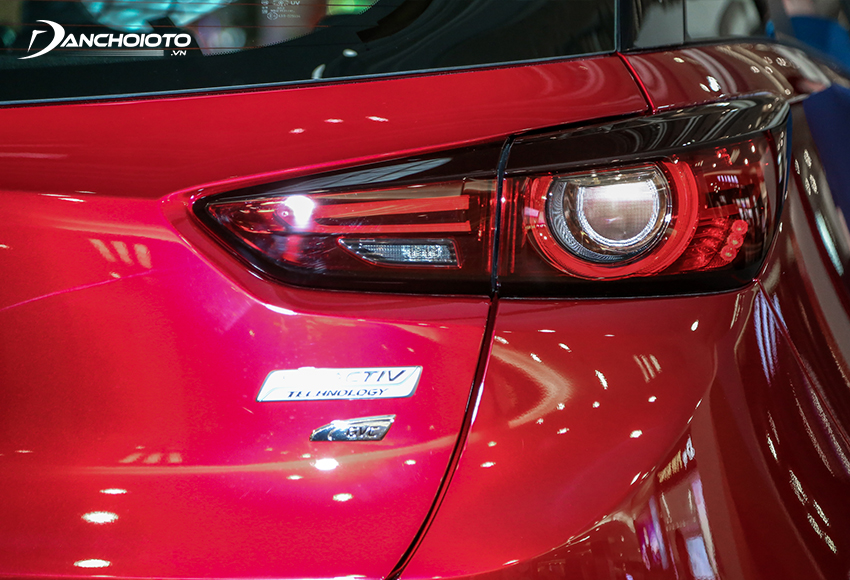 Cụm đèn hậu Mazda CX-3 2024 sử dụng thiết kế LED mắt chim ưng