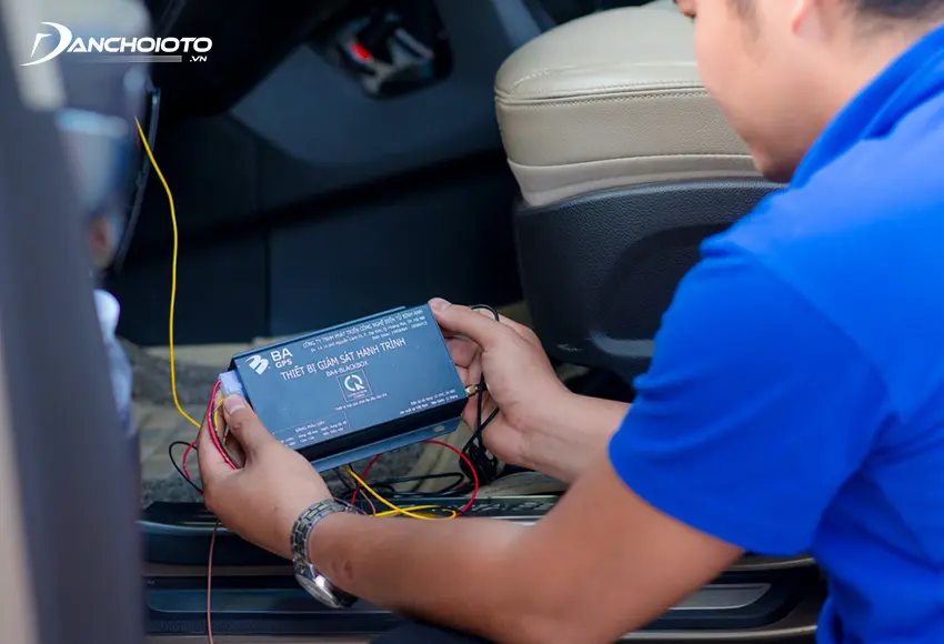 Định vị ô tô có dây là loại thiết bị định vị sử dụng nguồn điện ắc quy trên xe thông qua kết nối dây dẫn