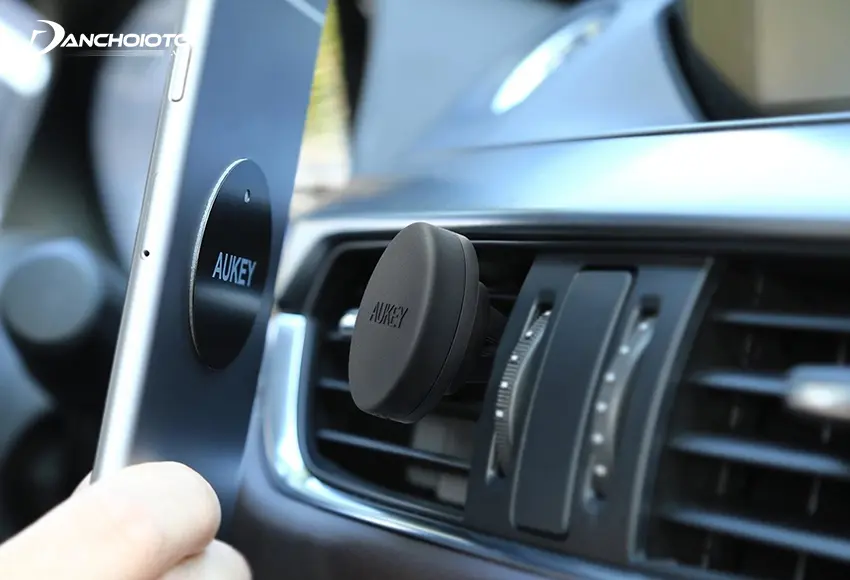 Dùng giá đỡ điện thoại nam châm trên xe hơi phải dán thêm miếng nam châm ở mặt sau điện thoại