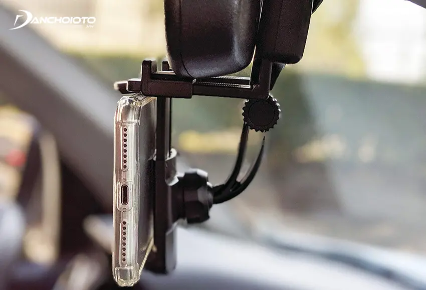 Giá đỡ điện thoại treo gương chiếu hậu phù hợp với những người lái thích đặt điện thoại ở tầm nhìn hơi cao