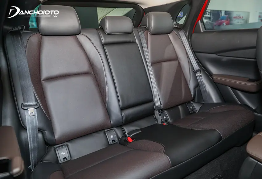 Hàng ghế sau Mazda CX-3 2021 có đầy đủ tựa đầu 3 vị trí và bệ để tay trung tâm