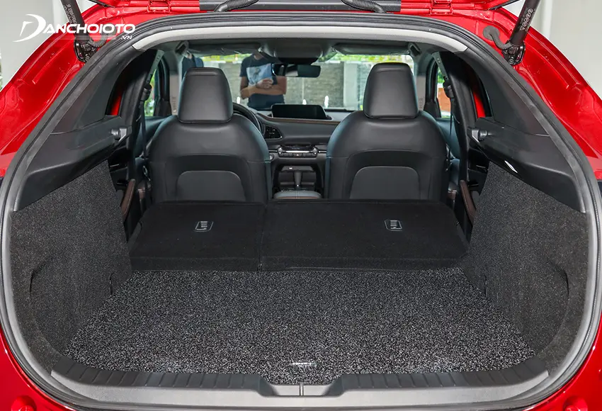 Khoang hành lý Mazda CX-30 2021 có dung tích 430L, có thể gập ghế để tăng thêm diện tích