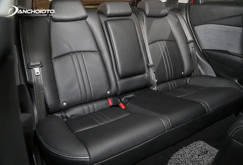 Không gian hàng ghế thứ hai Mazda CX-3 chỉ ở mức đủ dùng