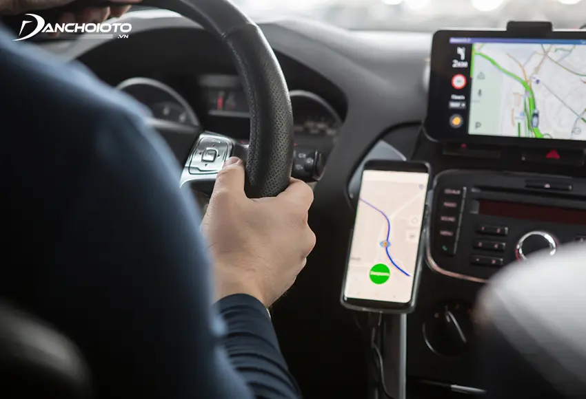 Sử dụng giá đỡ điện thoại ô tô giúp đảm bảo sự tập trung, lái xe an toàn hơn