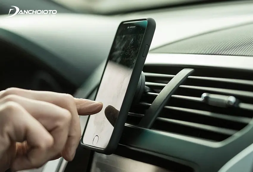 Thông qua giá đỡ, người lái có thể dễ dàng thao tác trên điện thoại khi cần