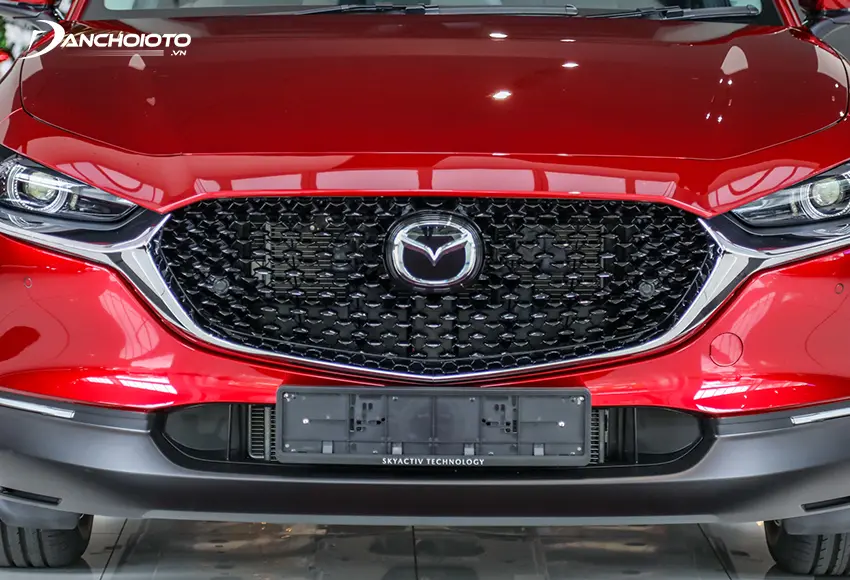 Toàn bộ cản trước của Mazda CX-30 2021 được ốp nhựa đen