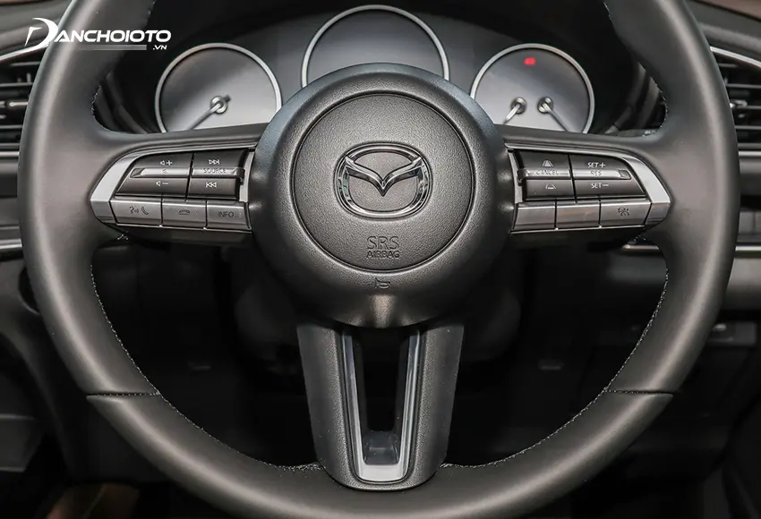 Vô lăng Mazda CX-30 2021 3 chấu bọc da, viền kim loại